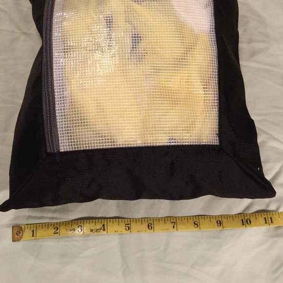 Thule Top-Load Bag W/ Zipper & reinforced window - Picture 6 of 9